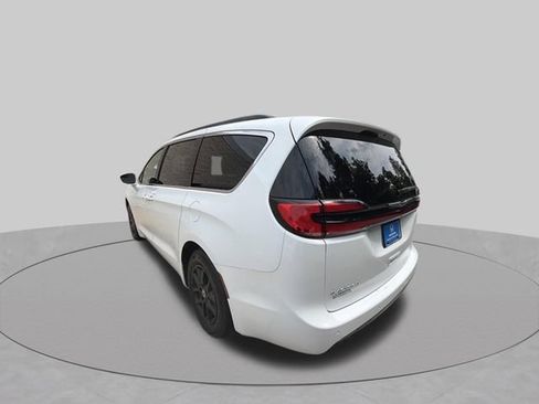 Used 2022 Chrysler Pacifica Touring-L FWD image 3