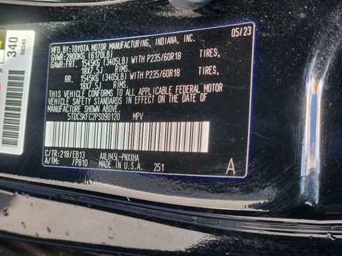 Used 2023 Toyota Sienna XLE Woodland Edition image 36