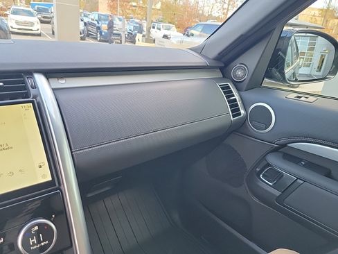 Used 2025 Land Rover Discovery Dynamic SE image 30