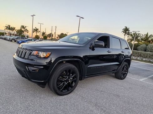 Used 2021 Jeep Grand Cherokee Laredo X image 3
