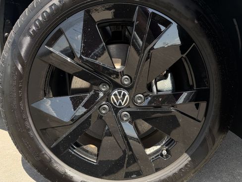 New 2026 Volkswagen Taos SE FWD image 10