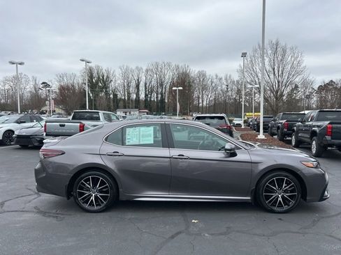 Used 2022 Toyota Camry SE image 4