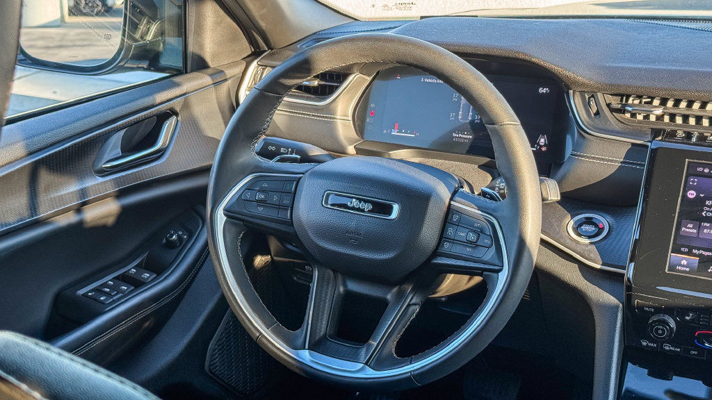Used 2025 Jeep Grand Cherokee Altitude AWD/4WD image 17