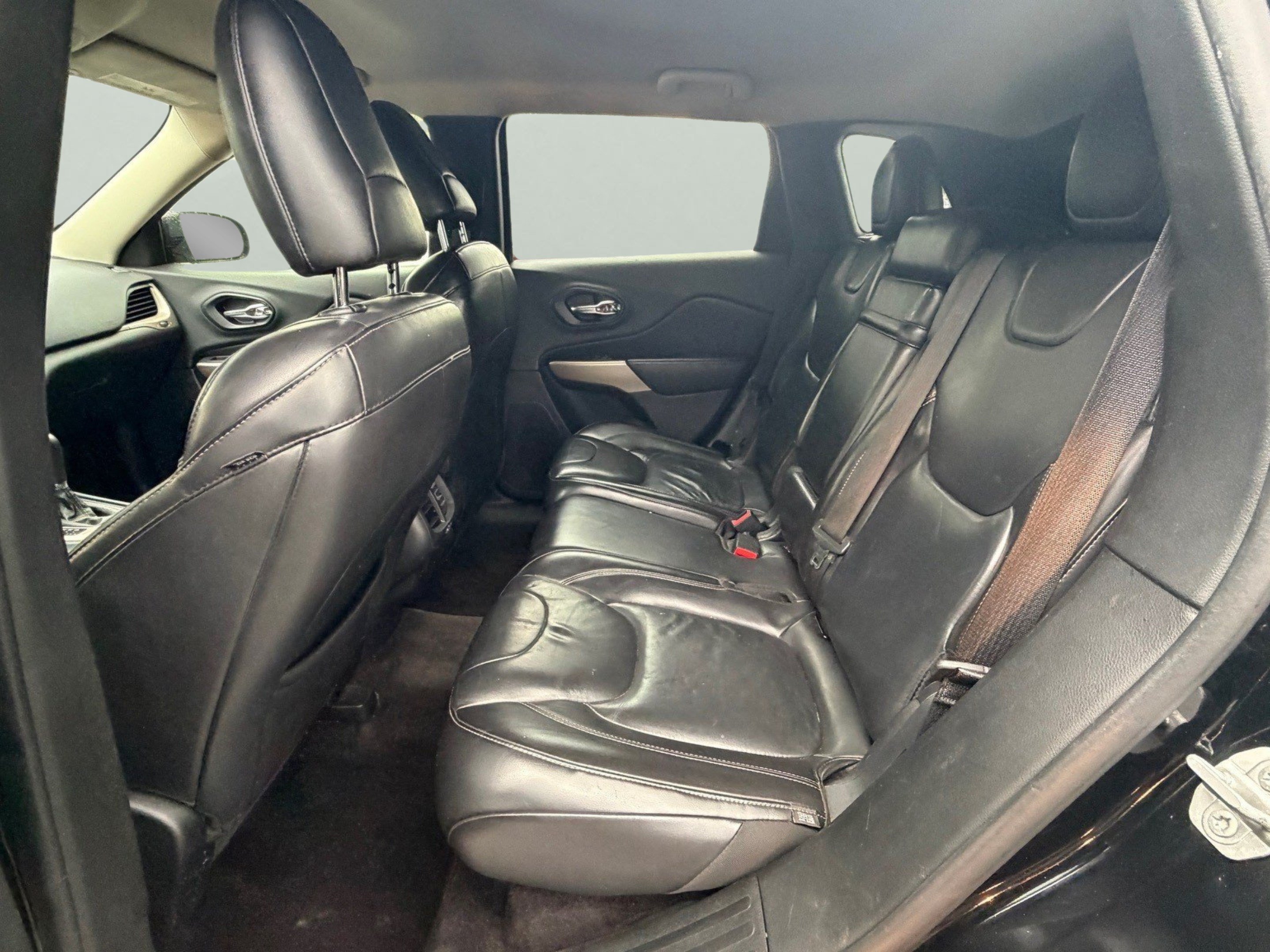 Used 2018 Jeep Cherokee Limited FWD image 15