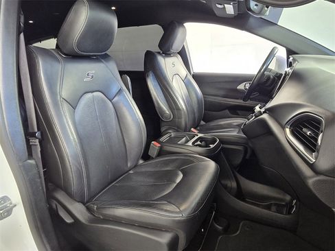 Used 2019 Chrysler Pacifica Touring-L w/ S Appearance Package image 13