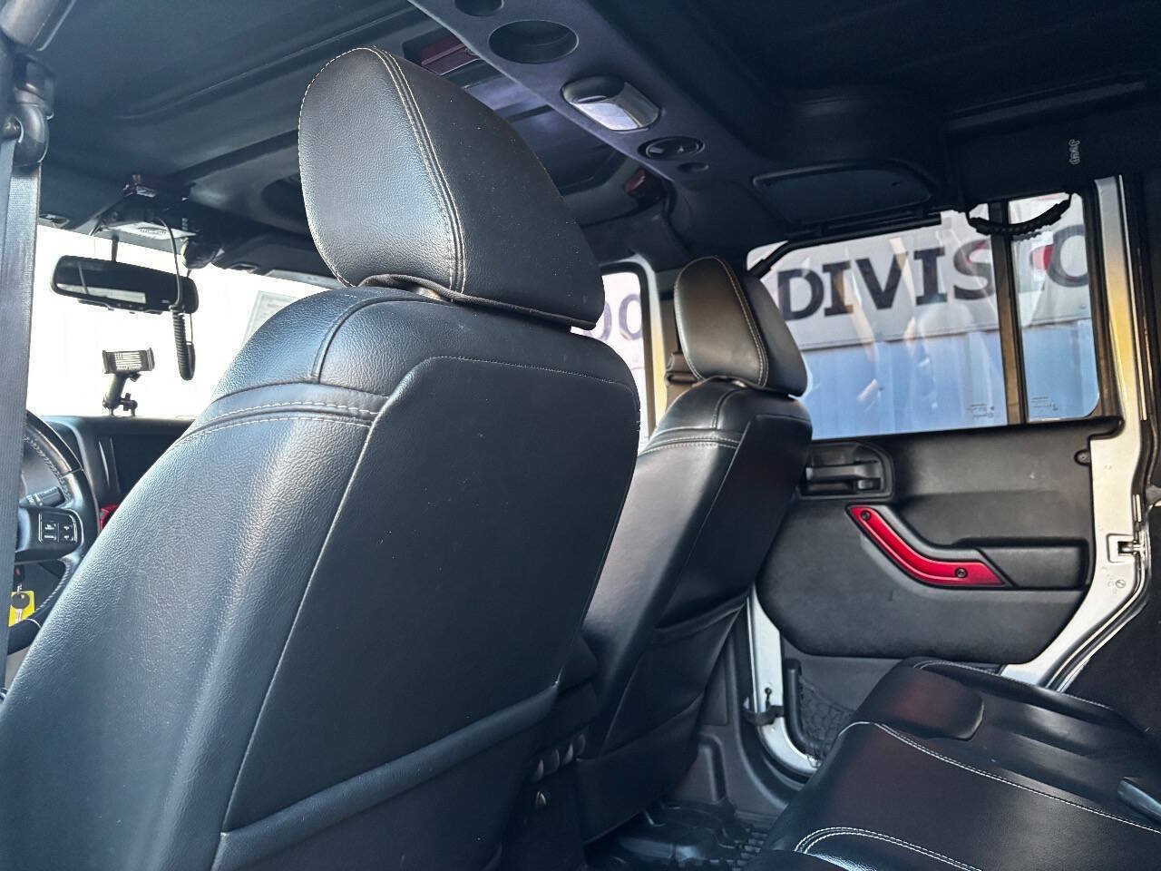 Used 2015 Jeep Wrangler Unlimited Rubicon w/ Connectivity Group AWD/4WD image 17