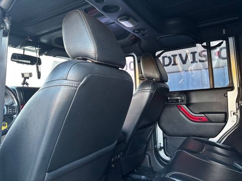 Used 2015 Jeep Wrangler Unlimited Rubicon w/ Connectivity Group AWD/4WD image 17