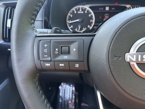 Used 2024 Nissan Pathfinder SL AWD/4WD image 27
