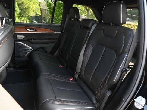 Used 2023 Jeep Grand Cherokee Summit AWD/4WD image 35