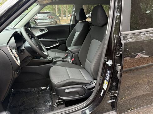 Used 2025 Kia Soul LX w/ LX Technology Package FWD image 33