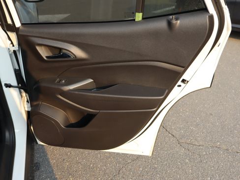 Used 2026 Chevrolet Trax RS w/ Sunroof Package FWD image 34