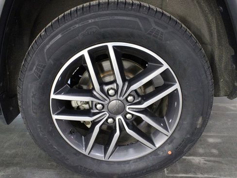 Used 2019 Jeep Grand Cherokee Limited image 46