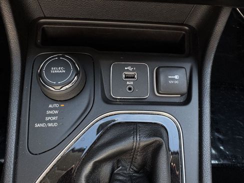 Used 2019 Jeep Cherokee Limited image 26