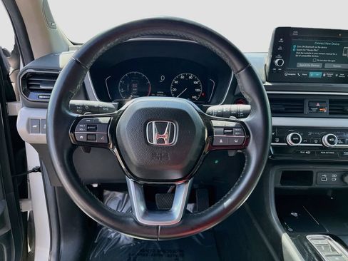Used 2024 Honda Pilot Touring image 11