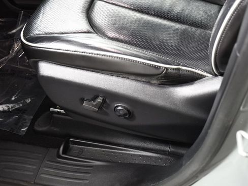 Used 2022 Chrysler Pacifica Limited w/ Uconnect Theater Family Group FWD image 16