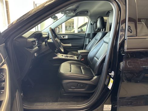 Used 2022 Ford Explorer XLT w/ Equipment Group 202A image 5