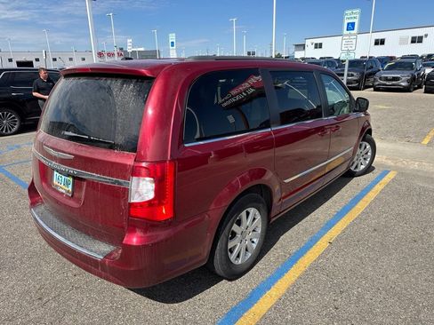 Used 2016 Chrysler Town & Country Touring FWD image 3