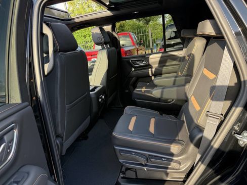 Used 2024 GMC Yukon AT4 w/ AT4 Premium Plus Package AWD/4WD image 13