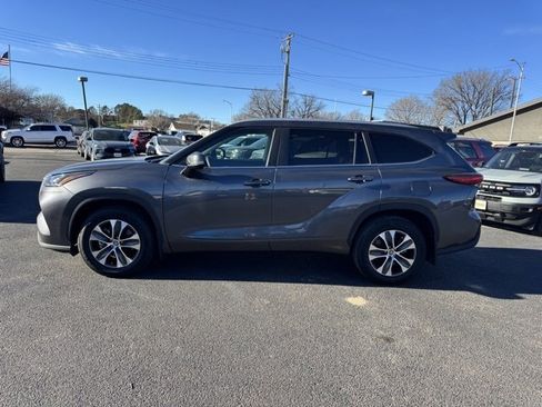 Used 2023 Toyota Highlander XLE image 6