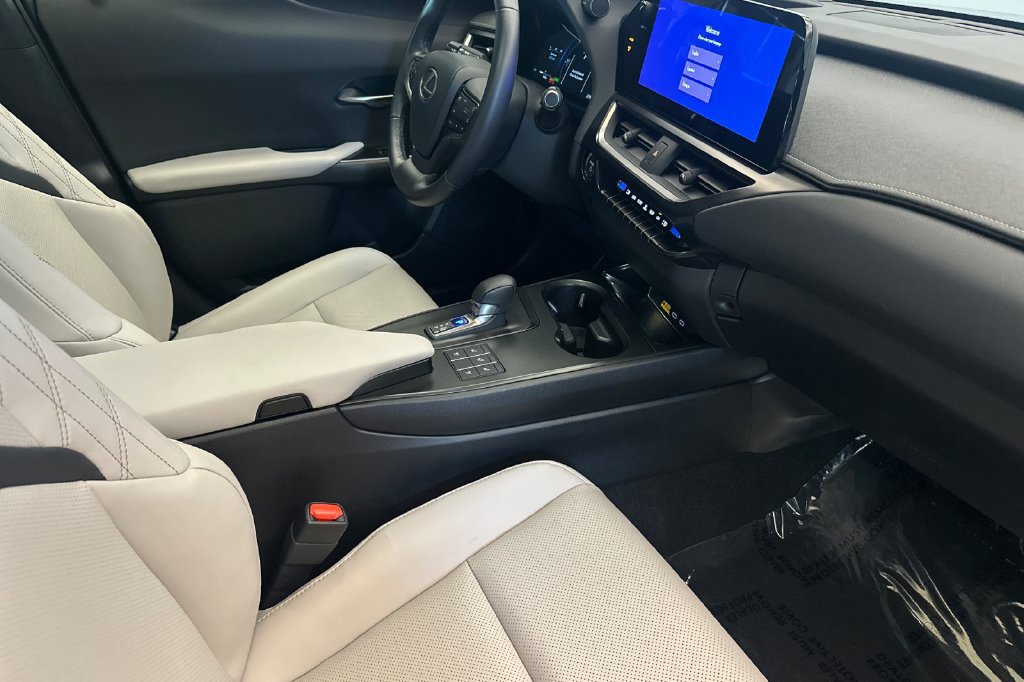Certified 2025 Lexus UX 300h FWD w/ Accessory Package (Z2) image 16