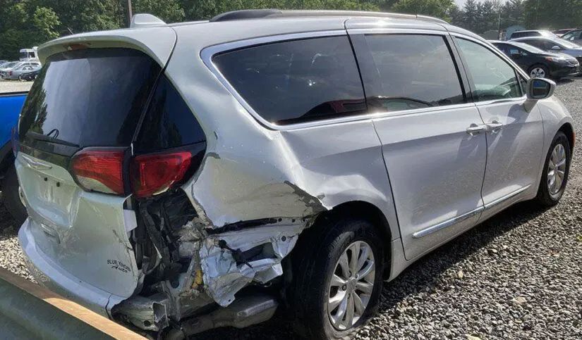 Used 2017 Chrysler Pacifica Touring-L FWD image 1