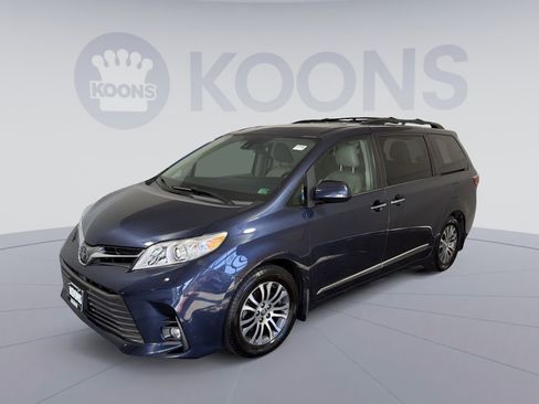 Used 2018 Toyota Sienna XLE image 1