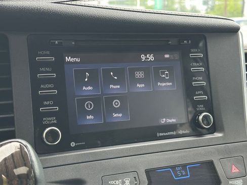 Used 2018 Toyota Sienna XLE FWD image 30