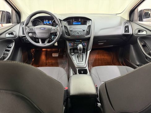 Used 2018 Ford Focus SE w/ SE Appearance Package image 27