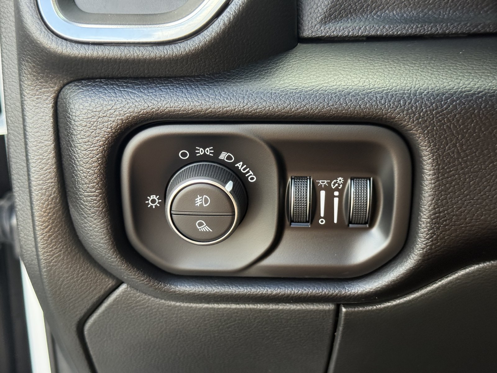 Used 2025 RAM 2500 Laramie w/ Night Edition AWD/4WD image 34
