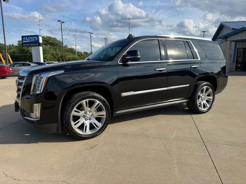 Used 2019 Cadillac Escalade Premium Luxury AWD/4WD image 3