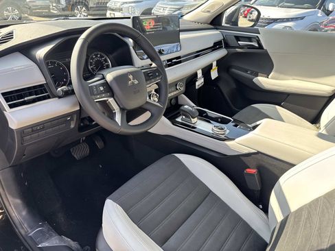 New 2025 Mitsubishi Outlander SE image 17