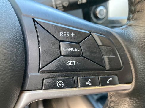 Used 2018 Nissan Rogue SV image 44