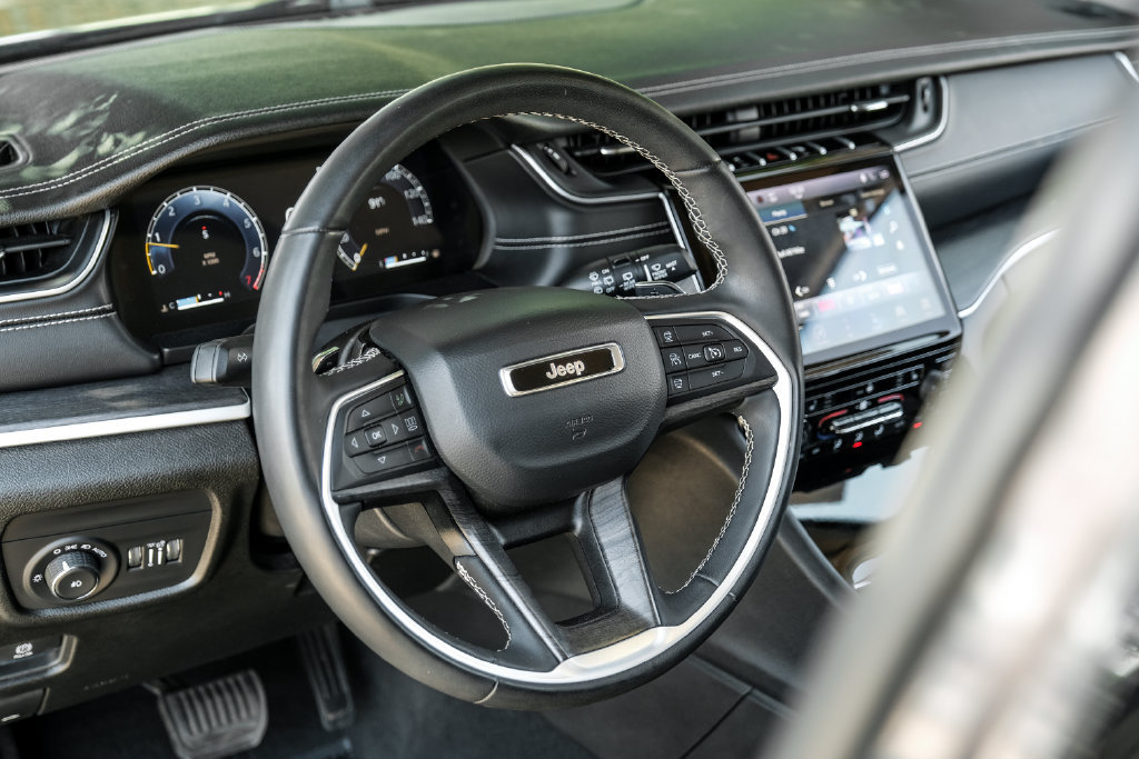 Used 2023 Jeep Grand Cherokee Limited AWD/4WD image 4