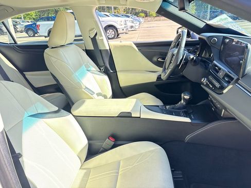 Used 2022 Lexus ES 300h w/ Luxury Package FWD image 29