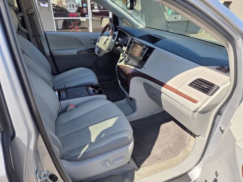 Used 2014 Toyota Sienna Limited w/ Limited Premium Package FWD image 10