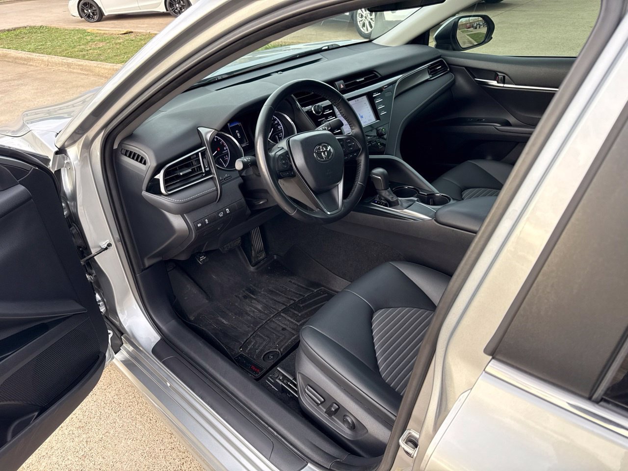 Used 2019 Toyota Camry SE FWD image 20