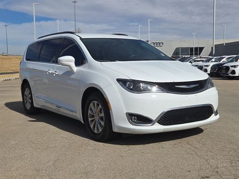 Used 2017 Chrysler Pacifica Touring-L image 1