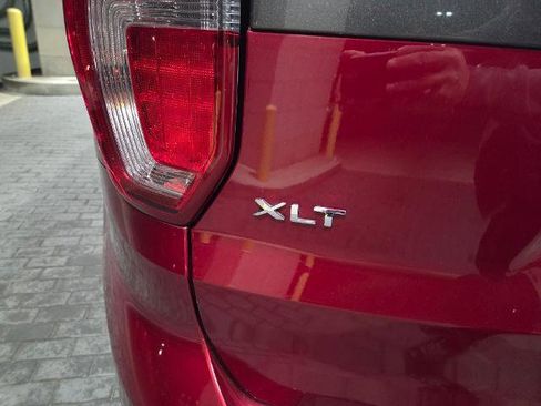 Used 2018 Ford Explorer XLT w/ Equipment Group 202A image 10