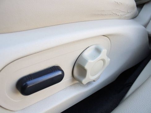 Used 2013 Ford Taurus SEL FWD image 3