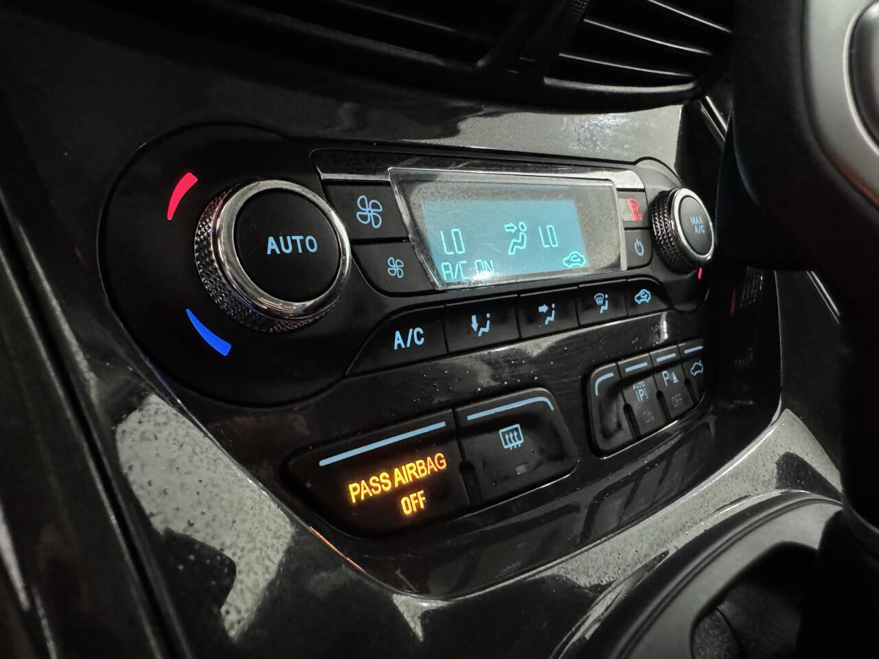 Used 2015 Ford Escape Titanium w/ Equipment Group 301A AWD/4WD image 29