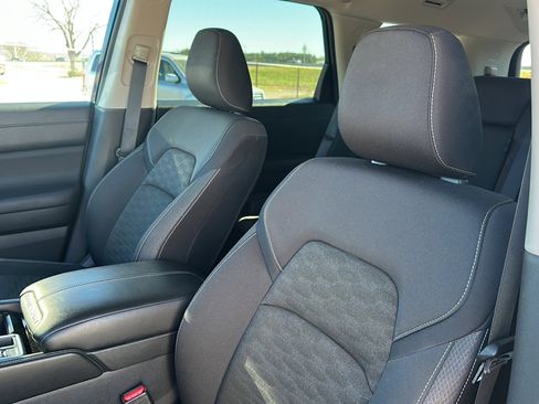 Used 2025 Nissan Pathfinder SV image 14