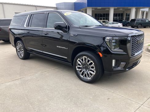 Used 2023 GMC Yukon XL Denali Ultimate AWD/4WD image 3