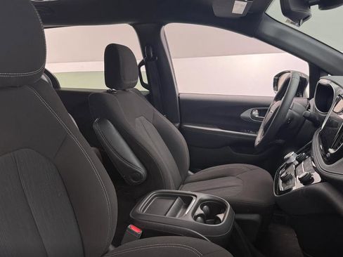 Certified 2024 Chrysler Pacifica Touring-L image 2