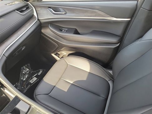 Certified 2025 Jeep Grand Cherokee Limited w/ Black Appearance Package image 18