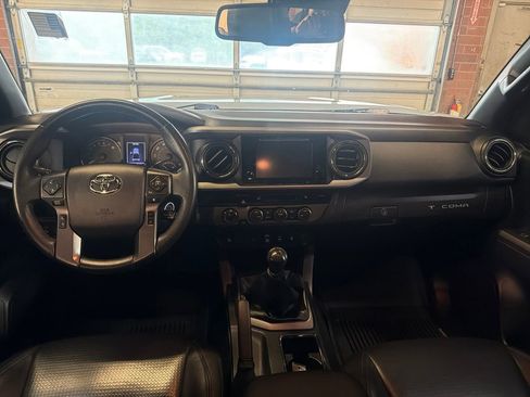 Used 2019 Toyota Tacoma TRD Off-Road w/ TRD Premium Off Road Package AWD/4WD image 18