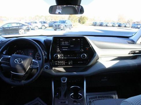 Used 2021 Toyota Highlander LE image 16