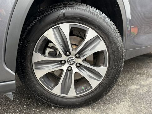 Used 2022 Toyota Highlander XLE AWD/4WD image 6