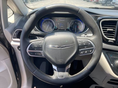 Used 2023 Chrysler Pacifica Touring-L FWD image 26