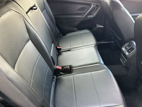 Used 2018 Volkswagen Tiguan SE image 28