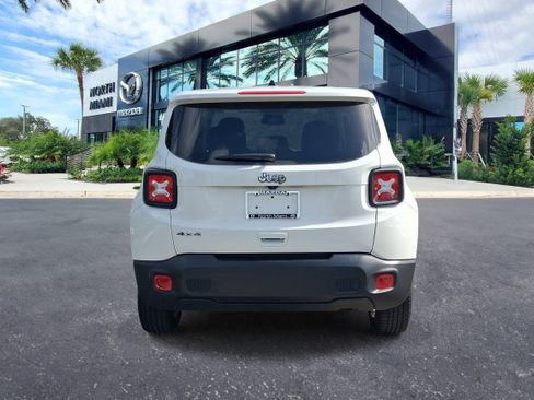 Used 2023 Jeep Renegade Latitude AWD/4WD image 4
